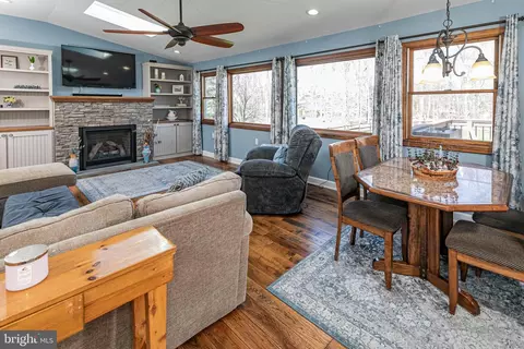 Living - 8 Apache Dr, Pennington, NJ 08534 photo 3 of 6