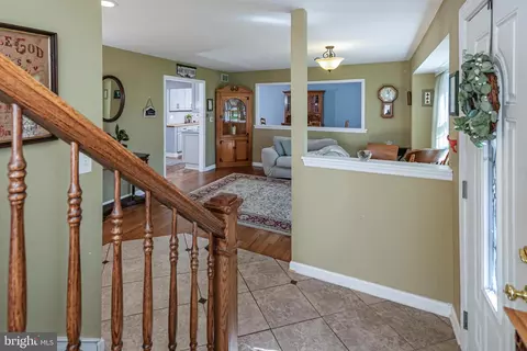 Entry Way - 8 Apache Dr, Pennington, NJ 08534 photo 1 of 4