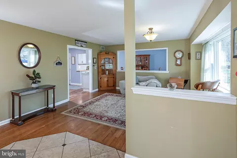 Living - 8 Apache Dr, Pennington, NJ 08534 photo 2 of 6
