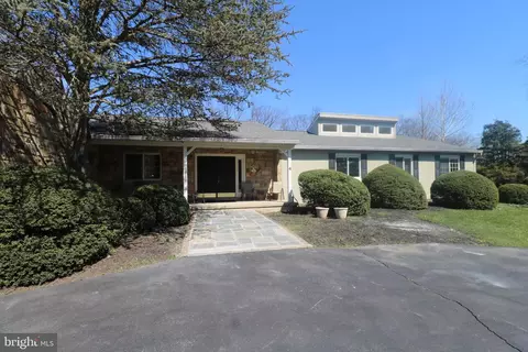 4 N Woods Dr, Pennington, NJ 08534