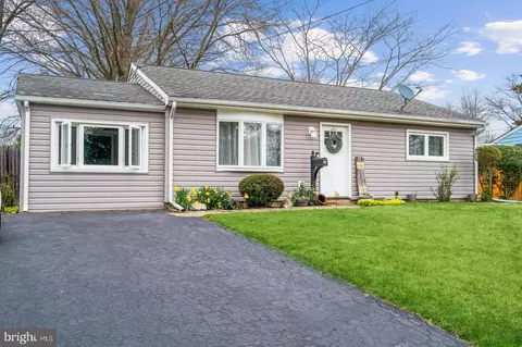 28 Theresa St, Ewing, NJ 08618