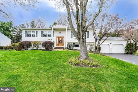 6 Stephanie Ln, Hamilton, NJ 08691