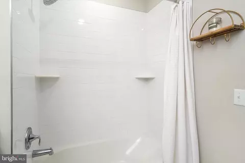 Bath - 947 Halifax Pl, Hamilton, NJ 08619 photo 2 of 4