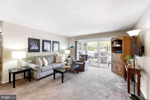 14 Cheverny Ct, Hamilton, NJ 08619