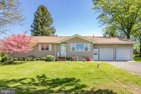 38 Burd Rd, Pennington, NJ 08534