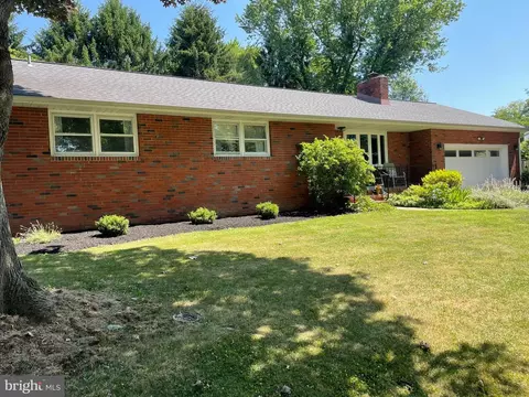 16 Metekunk Dr, Ewing, NJ 08638