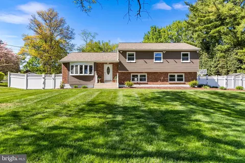 28 Bayberry Rd, Ewing, NJ 08618