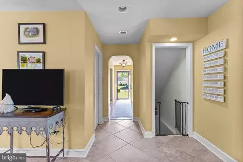 Entry Way - 30 Hilltop Rd, Ewing, NJ 08628 photo 3 of 5