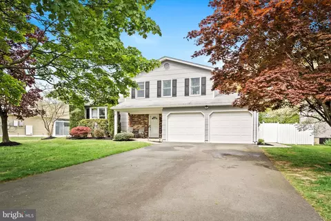 11 Colleen Cir, Ewing, NJ 08638