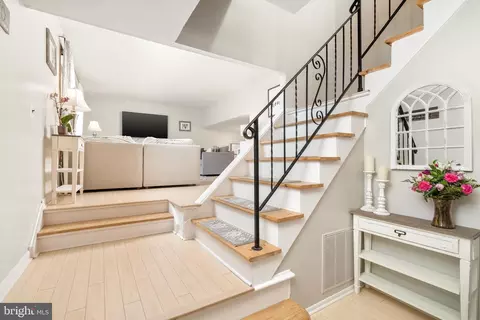 Entry Way - 11 Colleen Cir, Ewing, NJ 08638 photo 2 of 3