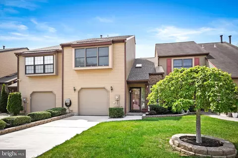 3 Francis Ct, Robbinsville, NJ 08691