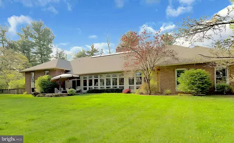 2 Blue Spruce Dr, Pennington, NJ 08534
