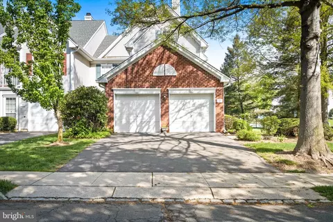 2 Hilton Ct, Pennington, NJ 08534