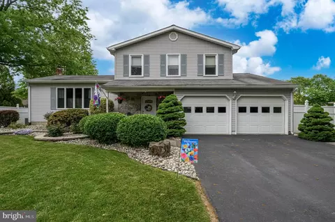 3 Hoffman Dr, Hamilton, NJ 08690