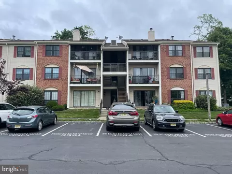 8 Voscek Ct, Lawrenceville, NJ 08648