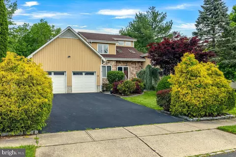 19 Dix Ln, Lawrenceville, NJ 08648
