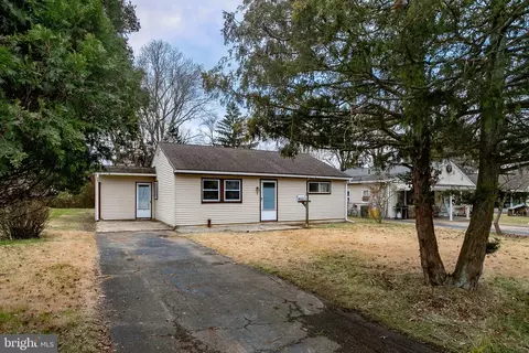 9 Theresa St, Trenton, NJ 08618