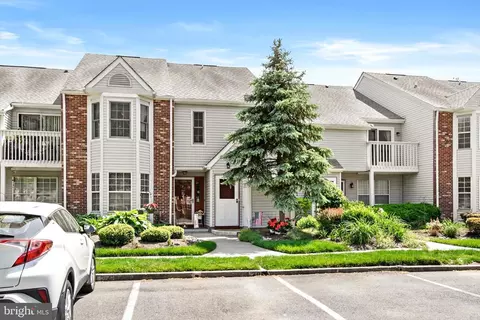 18 Pinewood Dr, Hamilton, NJ 08690