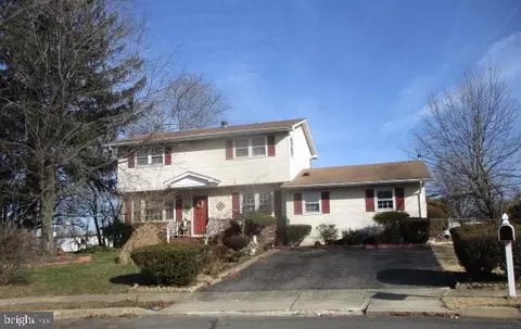 5 Spruce Ct, Hamilton, NJ 08610