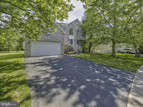 9 Donovan Rd, Pennington, NJ 08534