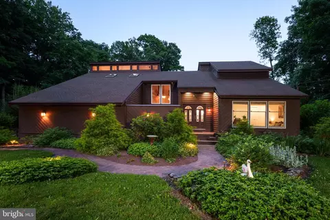 134 Reservoir Rd, Hopewell, NJ 08525