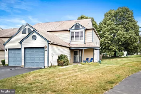 17 Regal Ct, Hamilton, NJ 08690