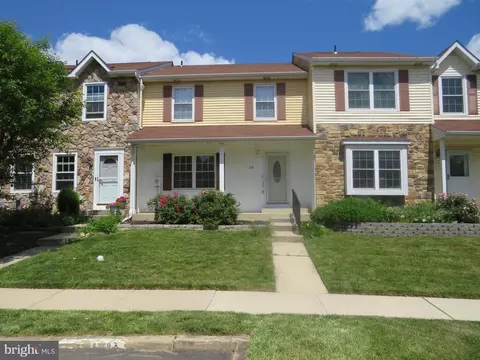 28 Pinedale Ct, Hamilton, NJ 08690