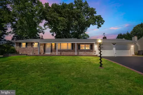 22 Pasadena Dr, Hamilton, NJ 08619