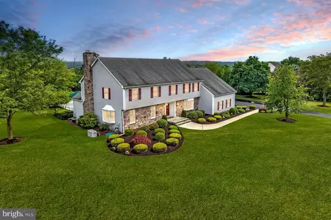 5 Long Way, Hopewell, NJ 08525