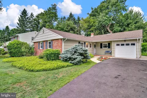 17 Great Woods Dr, Ewing, NJ 08618
