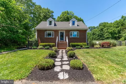 15 Featherbed Ln, Hopewell, NJ 08525