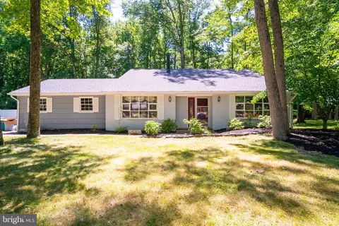 22 Debbie Ln, Hightstown, NJ 08520