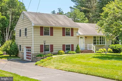19 Morningside Dr, Pennington, NJ 08534