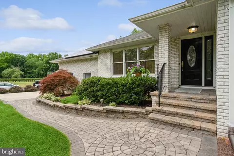 37 Beechwood Dr, Robbinsville, NJ 08691