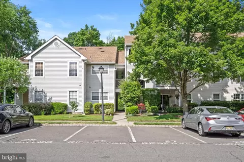221 Walden Cir, Robbinsville, NJ 08691