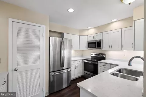 31 Academy Ct, Pennington, NJ 08534