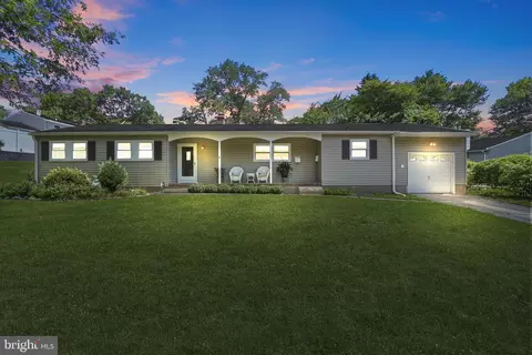 4 Empress Ln, Lawrence, NJ 08648