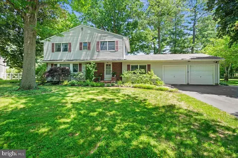 7 Oxford Dr, East Windsor, NJ 08520