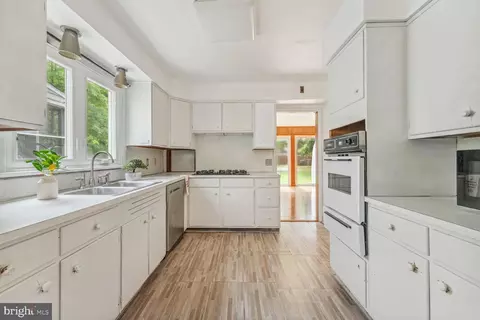 16 Cornwall Ave, Trenton, NJ 08618