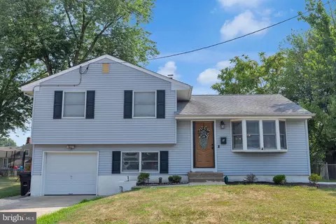 8 Phaeton Dr, Hamilton, NJ 08690
