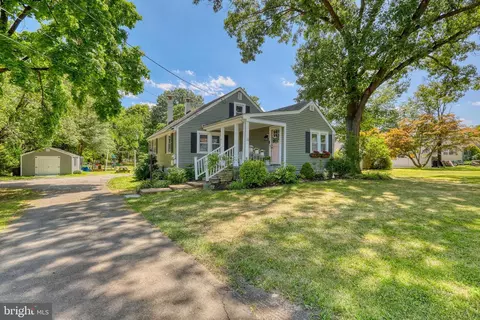 14 Crest Ave, Pennington, NJ 08534