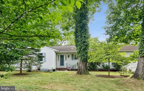 53 Perry Dr, Ewing, NJ 08628