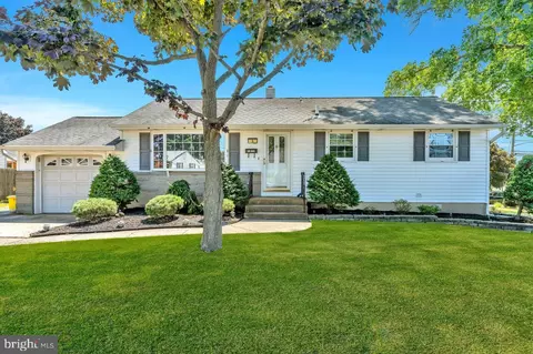 5 Dark Leaf Dr, Hamilton, NJ 08610