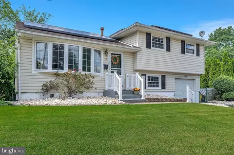 80 Gary Dr, Hamilton, NJ 08690