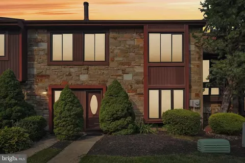 32 Topaz Ln, Hamilton, NJ 08690