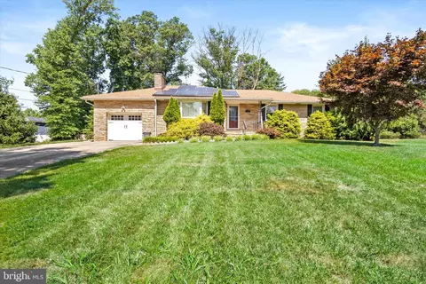 32 Malaga Dr, Ewing, NJ 08638