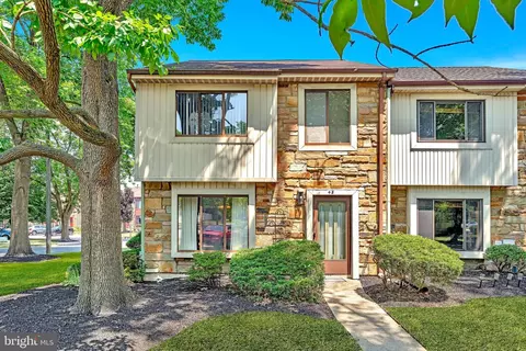 48 Topaz Ln, Hamilton, NJ 08690