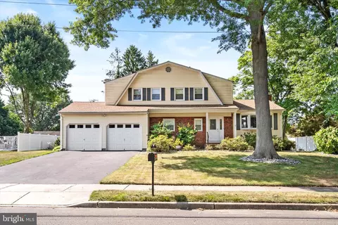 9 Deacon Dr, Hamilton, NJ 08619