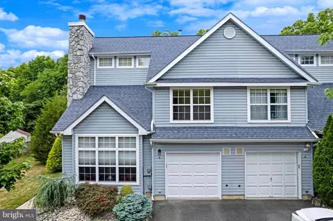 8 Haymarket Ct, Cranbury, NJ 08512