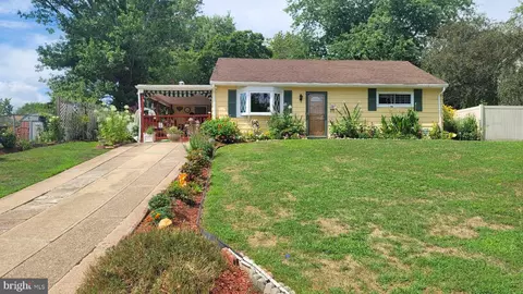 16 Theresa St, Ewing, NJ 08618
